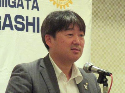 安達 博